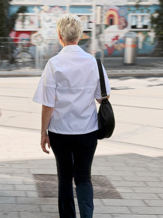 Weiße Bluse LENI von hinten, leicht oversized geschnitten