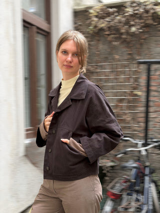 Jacke JACKIE dunkelbraun Nadelstreif geöffnet getragen, Vorderansicht