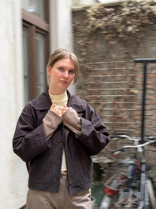 Frau trägt die Jacke JACKIE von lackenau in Dunkelbraun mit Nadelstreif, Vorderansicht