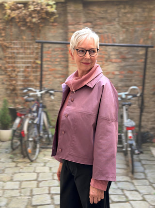 Jacke JACKIE altrosa geöffnet getragen, seitliche Ansicht mit Teilungsnaht