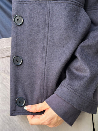 Nahaufnahme des weichen Wollstoffs mit Knöpfen und Ärmelbündchen, Jacke JACKIE dunkelblau