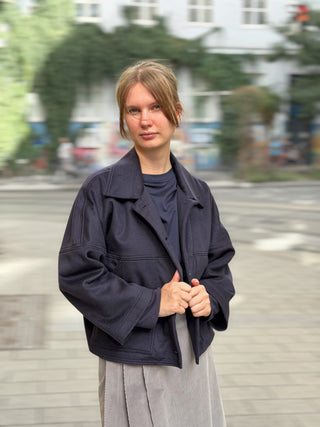 Jacke JACKIE dunkelblau von der Seite, kurze oversized Passform