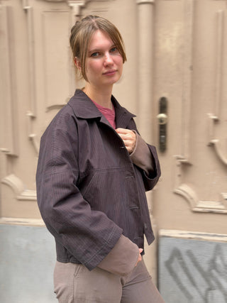 Jacke JACKIE dunkelbraun Nadelstreif von der Seite, oversized Passform