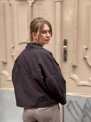 Jacke JACKIE dunkelbraun Nadelstreif von hinten, markante Teilungsnaht
