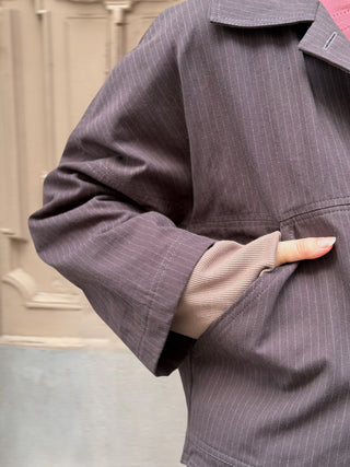 Nahaufnahme von Nadelstreif, aufgesetzter Tasche und Futter in Taupe, Jacke JACKIE dunkelbraun