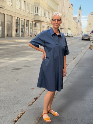 Kleid ELENA mittelblau von der Seite, leicht taillierter Oversized-Schnitt