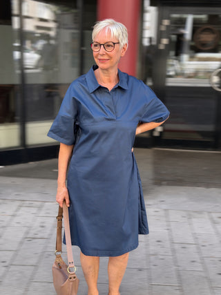 Frau trägt das knielange Kleid ELENA von lackenau in Mittelblau, Vorderansicht