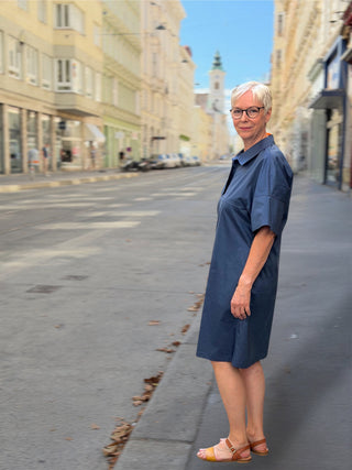 Kleid ELENA mittelblau von der Seite, leicht taillierter Oversized-Schnitt