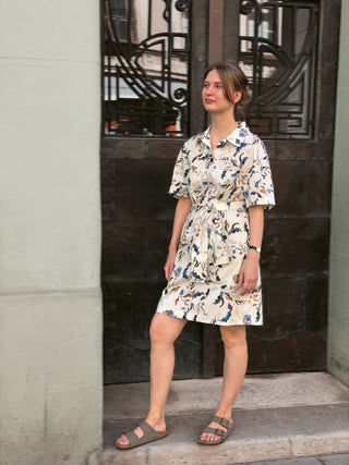 Kleid ELENA cremeweiß floral mit Umlegekragen und Knopfleiste am Ausschnitt mit Gürtel in der Taille