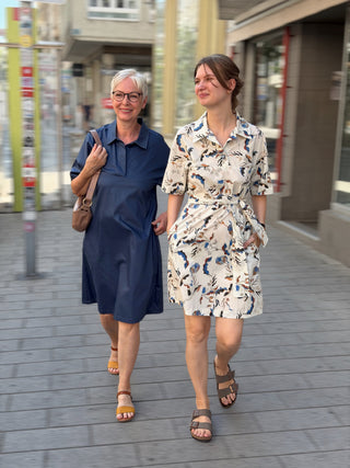 Zwei Frauen auf der Straße, rechts das Kleid ELENA von lackenau in Cremeweiß mit floralem Muster