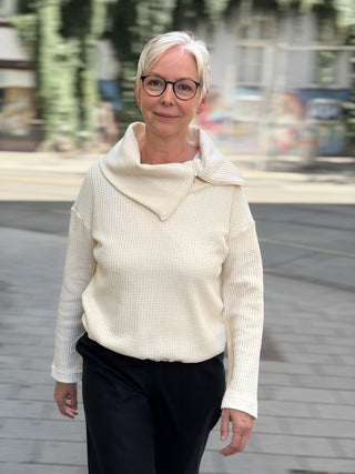 Frau trägt den Pullover HERBSTA von lackenau in Cremeweiß mit großem Kragen, Vorderansicht