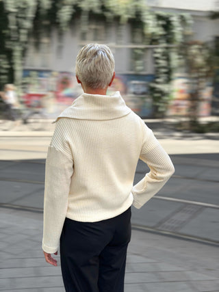Pullover HERBSTA cremeweiß, Rückansicht mit großem Kragen