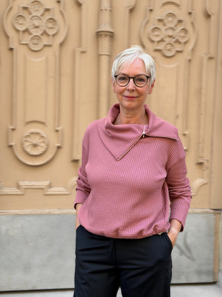 Pullover HERBSTA rosa seitlich getragen, großer Kragen sichtbar