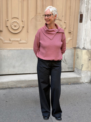 Pullover HERBSTA rosa zu weiter schwarzer Hose, ganze Figur