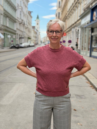 Frau trägt den altrosa Strickpullover KORRI von lackenau, Vorderansicht