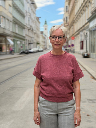 Pullover KORRI in Altrosa zur karierten Hose, Vorderansicht