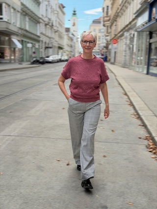 Pullover KORRI in Altrosa gehend getragen, ganze Figur