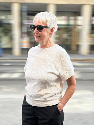Frau trägt den cremeweißen Strickpullover KORRI von lackenau, Dreiviertelansicht