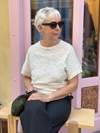 Cremeweißer Pullover KORRI zur weiten Hose, sitzend getragen