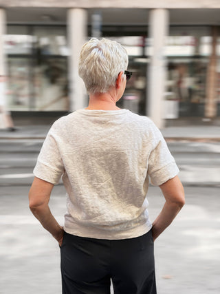 Cremeweißer Pullover KORRI von hinten, strukturiertes Strickmuster