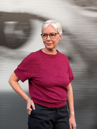 Frau trägt den magentafarbenen Strickpullover KORRI von lackenau, Vorderansicht
