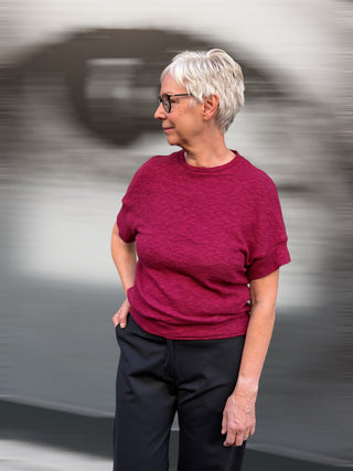 Pullover KORRI in Magenta im Profil, kurze überschnittene Ärmel
