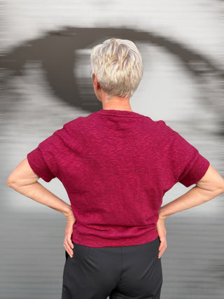 Magentafarbener Pullover KORRI von hinten, strukturiertes Strickmuster