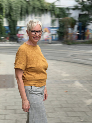 Pullover KORRI in Ocker im Profil, kurze überschnittene Ärmel seitliche Ansicht