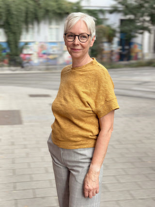 Ockerfarbener Pullover KORRI, Dreiviertelansicht mit strukturiertem Strickmuster