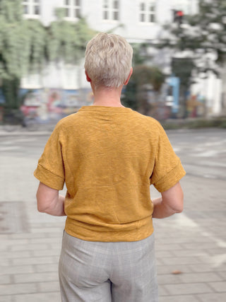 Ockerfarbener Pullover KORRI von hinten