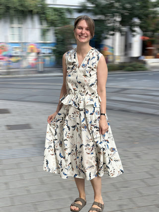 Frau trägt die ärmellose Bluse EMMA von lackenau in Cremeweiß mit floralem Muster, Vorderansicht