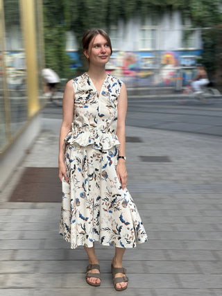 Bluse EMMA cremeweiß floral, Nahaufnahme von V-Ausschnitt und Raffung an der Schulter