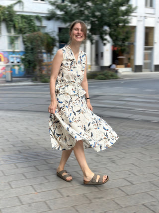Frau trägt die ärmellose Bluse EMMA von lackenau in Cremeweiß mit floralem Muster, Vorderansicht