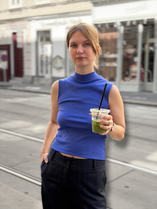 Frau trägt das ärmellose Shirt JOJO von lackenau mit Stehkragen, Vorderansicht